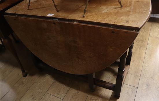 An early 18th century oak gateleg table L.102cm